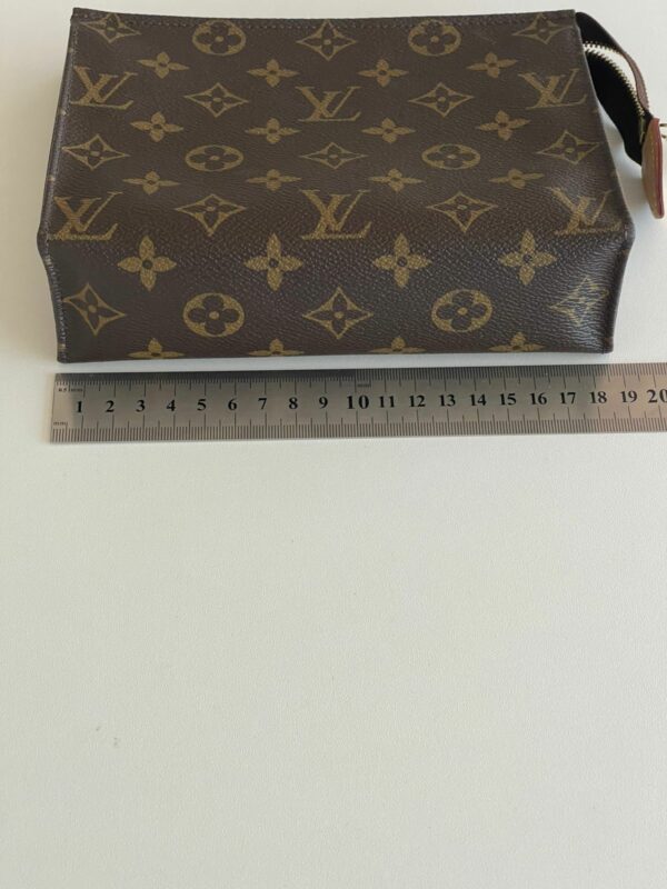 <b>Poche Toilette Louis Vuitton (Necessaire)</b> - Image 8